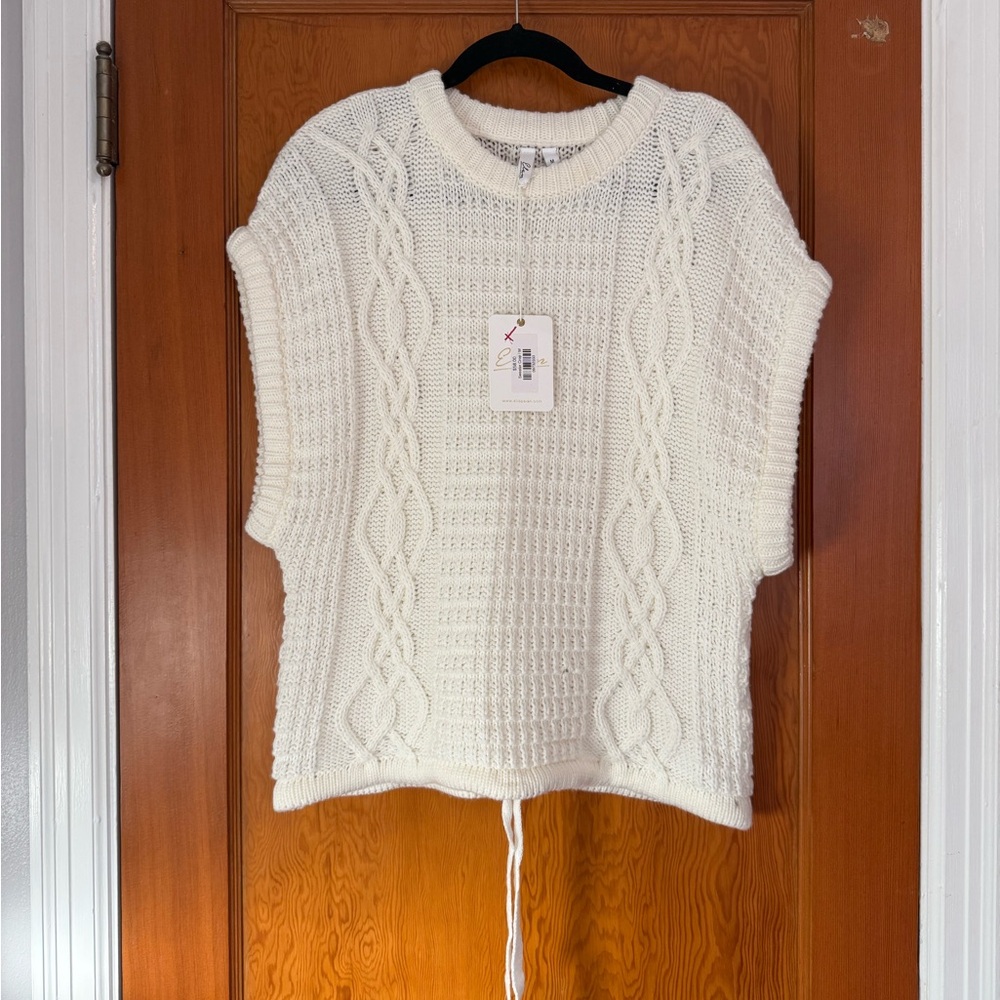NWT Knit Sleeveless Sweater Size Medium - small flaws